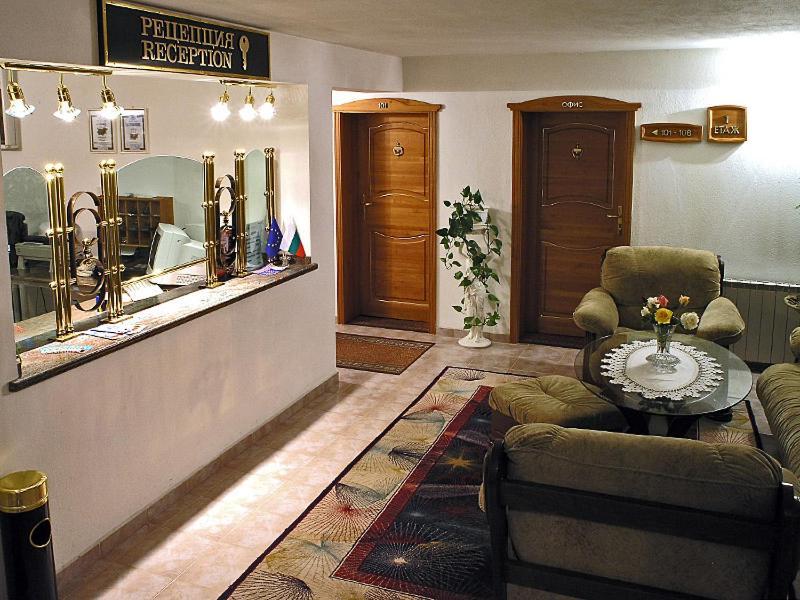 Хотел Златна Котва Kazanlak Exterior photo